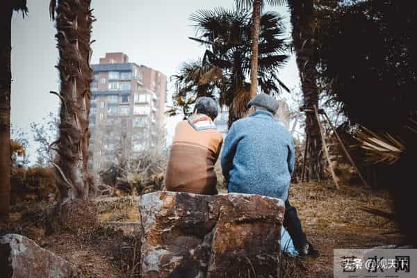 老了才明白:夫妻到七十,若还有这三样,余生无憾