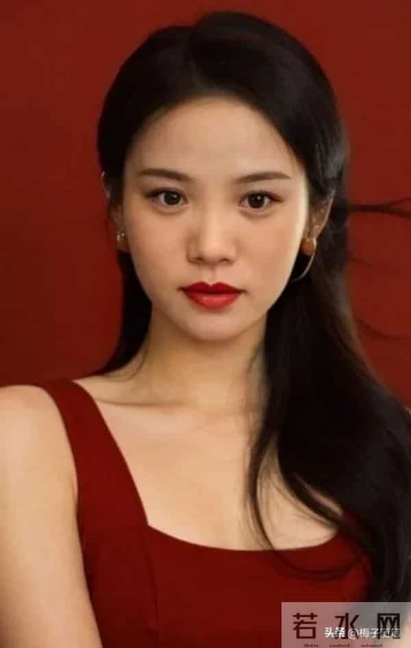 女人越碰越上瘾的，男人都有哪些肢体触碰技巧，让女人天天迷恋你