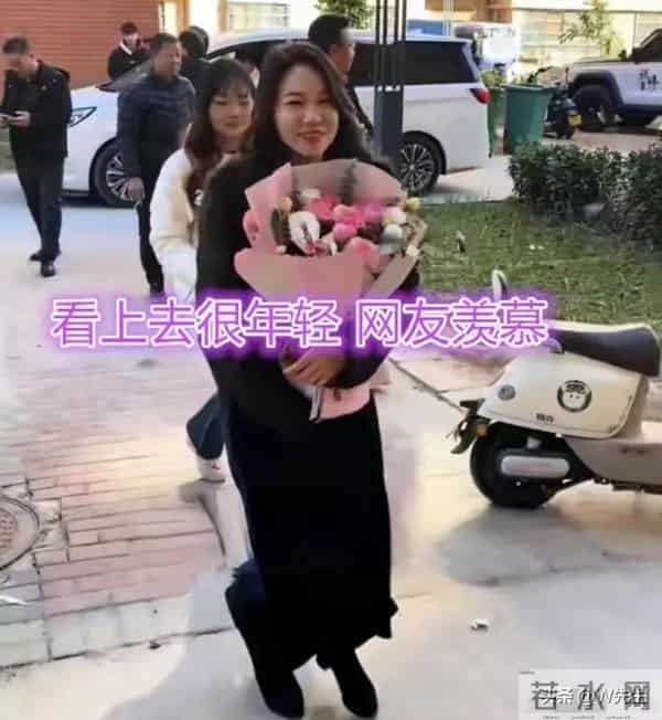 36岁女子当丈母娘，颜值气质超过女儿，网友：看到丈母娘心动了