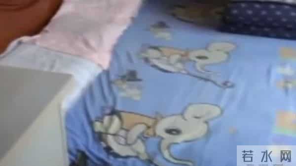 和父母同睡18年，男子内心产生阴影，他做出了一个惊人的举动