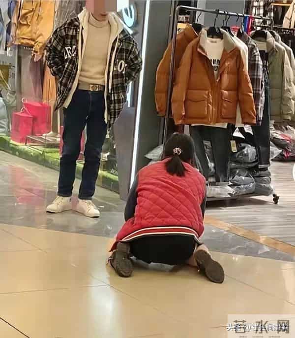 湖北女子商场跪求羽绒服:男人百元都不肯掏,这婚过得比寒冬还冷