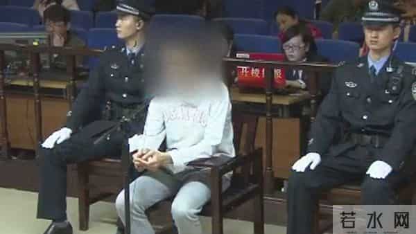 和父母同睡18年，男子内心产生阴影，他做出了一个惊人的举动