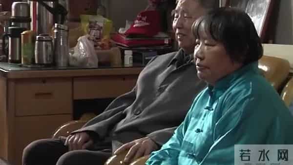 和父母同睡18年，男子内心产生阴影，他做出了一个惊人的举动