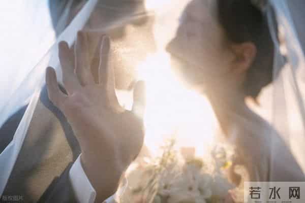 婚礼还有2天，男方爷爷去世。女方怀有4个月身孕，男方说延期一年