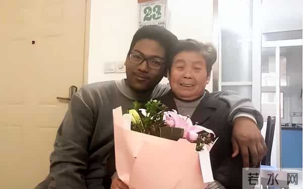 当年被骂 “疯了”!上海阿婆执意养黑人弃婴,25 年后的结局太治愈