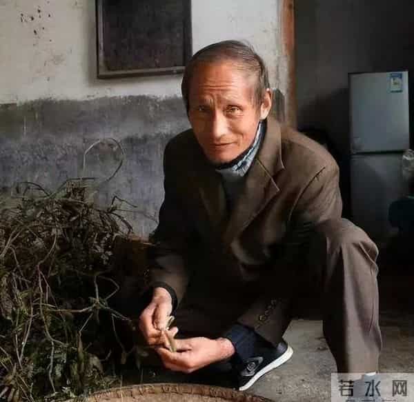 2011年,安徽48岁光棍因酷似普京,出场费5千,被俄罗斯富婆追求