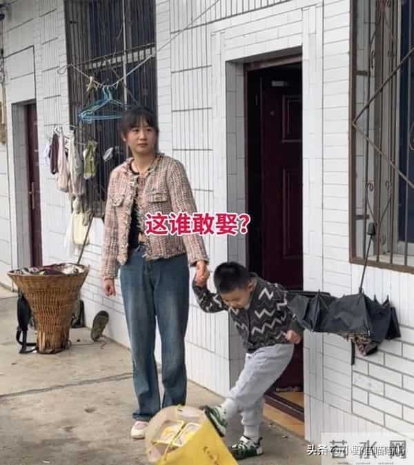 相亲现场女子踢翻礼物,男子果断离开,网友却说:他救了全家!