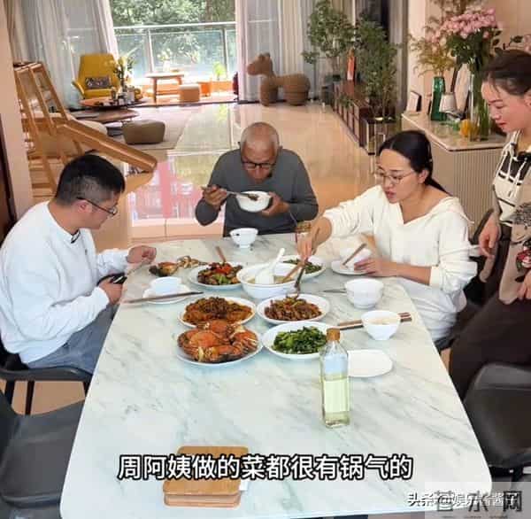 红姐只考虑自己，看周阿姨这样做就知道，难怪小凤和老爹会夸她