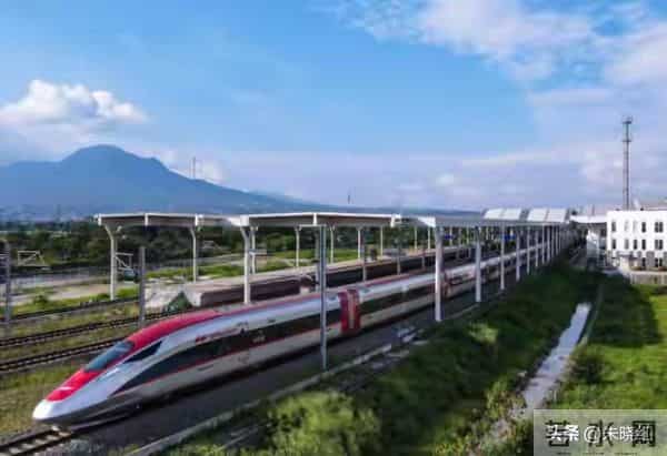 九十年代下岗潮:一代人的“硬着陆”与今天就业困境的镜鉴