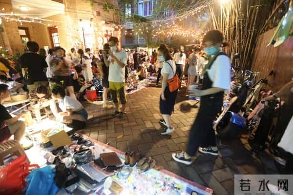 摆摊日入过千？我摊位蹲了10天，终于挖出摊贩经济最真实的模样