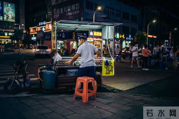 摆摊日入过千？我摊位蹲了10天，终于挖出摊贩经济最真实的模样
