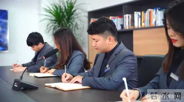 开会是门权力表演学！你可以不深谙此道，但你不能对此一无所知！