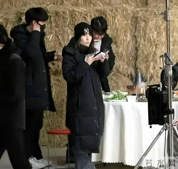 董宇辉果园直播递鸡腿,小助理眼含热泪,这一幕暖哭了所有人