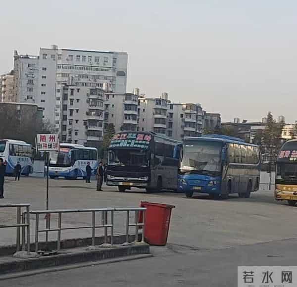 武汉一老板给员工“少发500块可休10天假”引讨论，回应：员工充分协商后一致同意