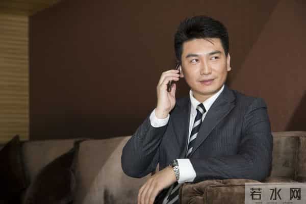 《拼命赚钱,是每个成年男人最清醒的体面和尊严》