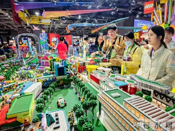 钱难挣时，聪明人都开始“不装了”；存款才是成年人最大的体面