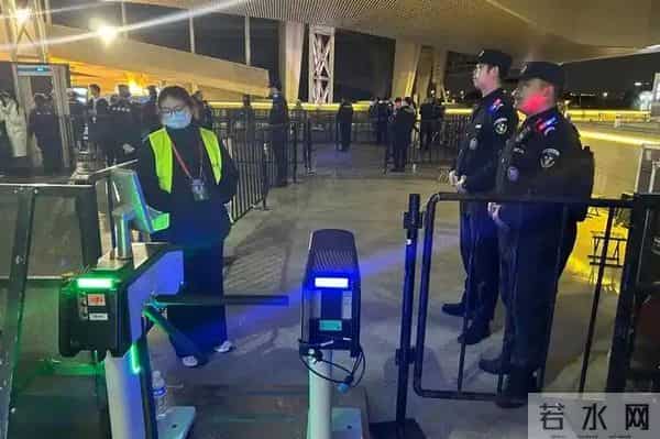 当代码敲不过35岁,他们捡起钢叉!大厂人的生存防御战有多真实