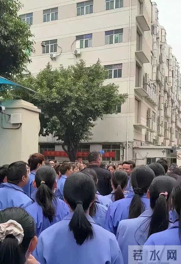 深圳公司推五天八小时制,网友吵翻天,我却想起加班到深夜的自己