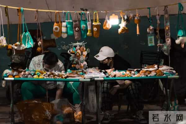 摆摊日入过千?我摊位蹲了10天,终于挖出摊贩经济最真实的模样