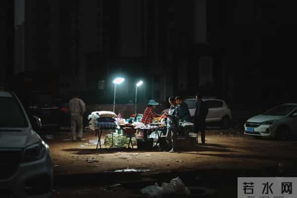 摆摊日入过千？我摊位蹲了10天，终于挖出摊贩经济最真实的模样