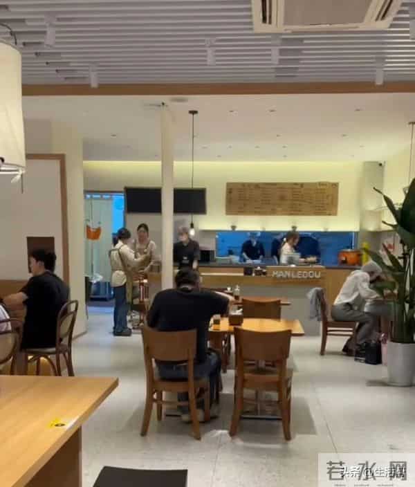 老板给员工“少发500块可休10天假”引讨论,回应:员工充分协商后一致同意,有人回老家、有人买机票出去玩