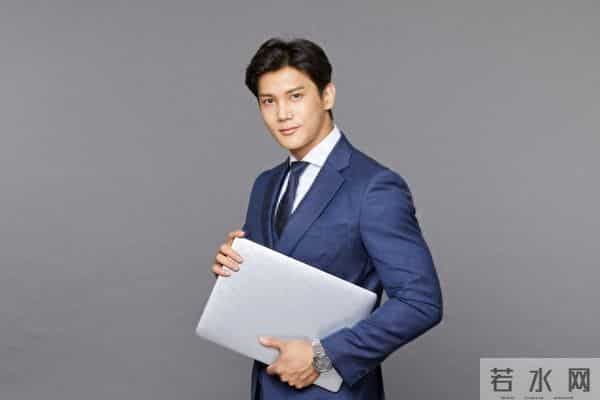 《拼命赚钱,是每个成年男人最清醒的体面和尊严》