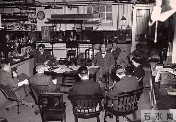 AI冲击下文科生的生存危机,“无用”专业为何反成就业市场新宠?