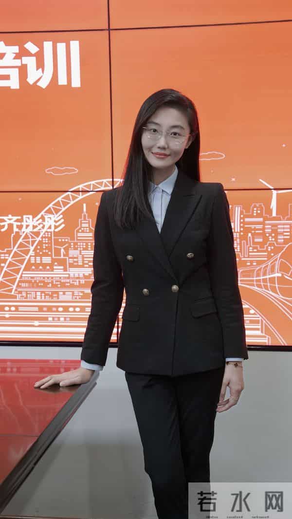 主持人齐彤彤上班美拍，职业装穿搭真有实力