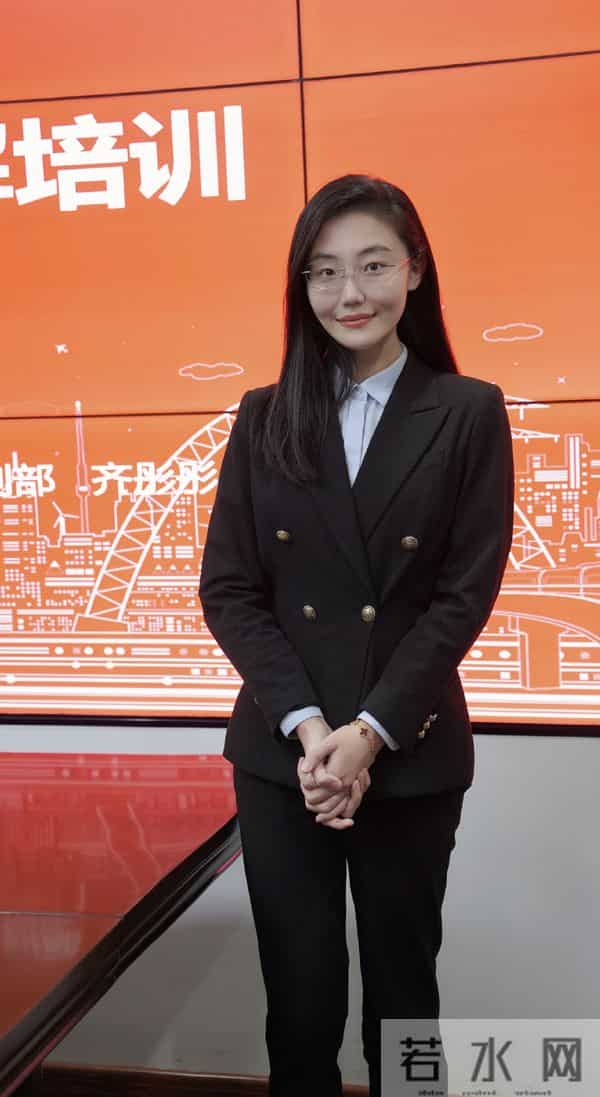 主持人齐彤彤上班美拍，职业装穿搭真有实力