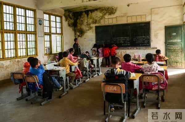 朋友在一所乡镇中学做校长，今年终于辞去校长职务了！