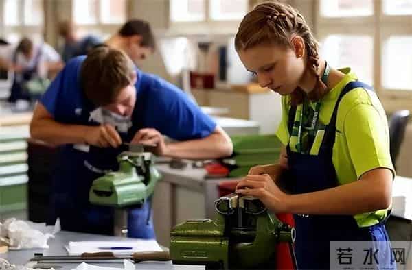 美国上中产高薪密码!医生律师程序员,咋一步步年薪破50万?