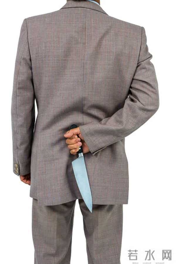 小人背后坑害你,不要与他硬碰,用这三招,让他再不敢纠缠你!