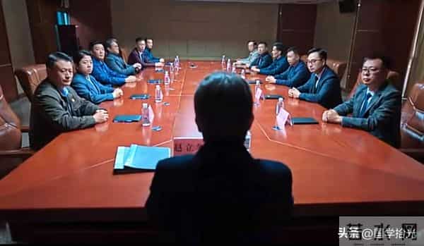 开会是门权力表演学！你可以不深谙此道，但你不能对此一无所知！