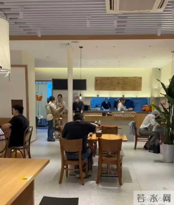 员工少拿500块可休10天,老板发声:员工充分协商后一致同意