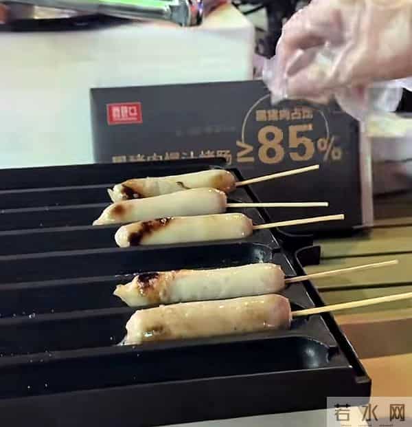 浩男大妹摆摊第二天换项目了 网友夸小妹会做生意 网友劝海军1件事