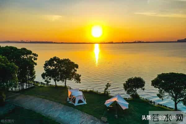 钱难挣时，聪明人都开始“不装了”；存款才是成年人最大的体面