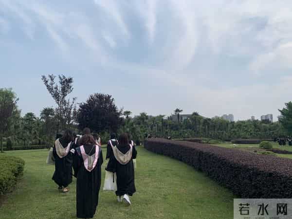 别让“面子”毁了你的大四!普通家庭孩子要懂:先就业再择业