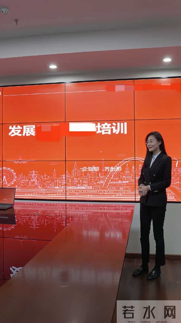 主持人齐彤彤上班美拍，职业装穿搭真有实力