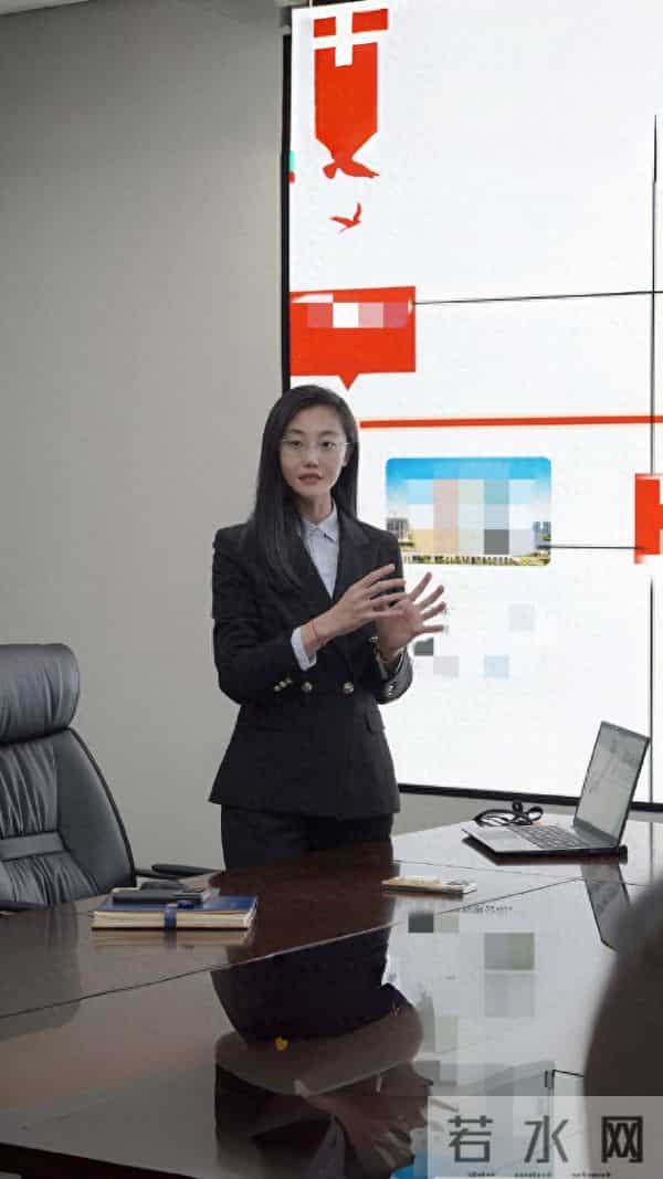 主持人齐彤彤上班美拍，职业装穿搭真有实力