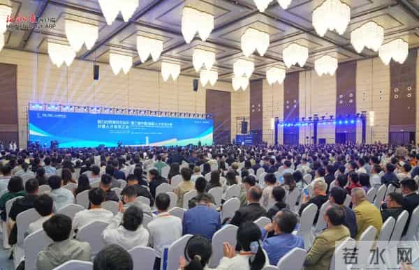 海南省委书记、省长“揽才”,现场与招聘方、求职者交流