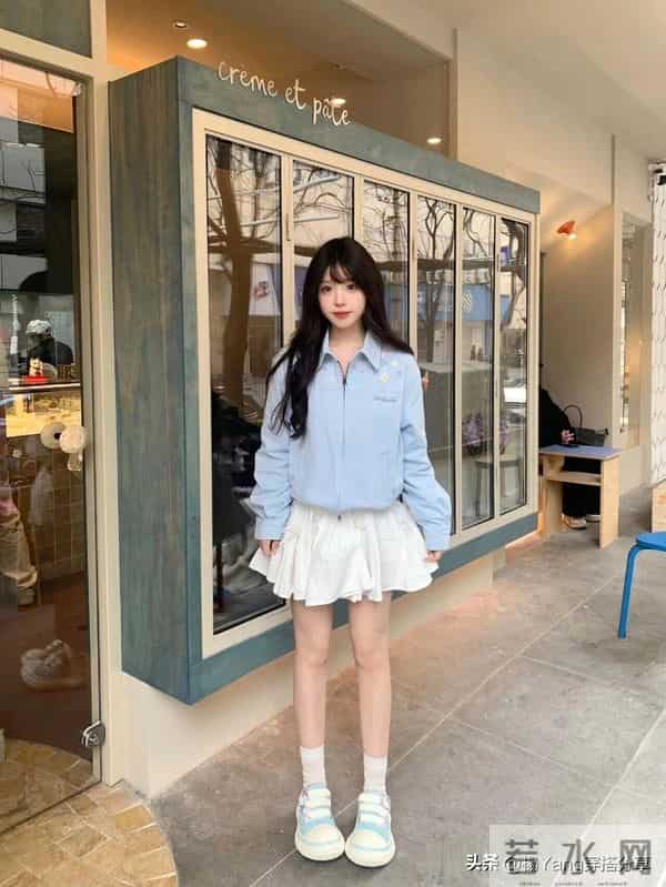 浅蓝刺绣外套搭配白色百褶裙，清爽又软萌！！