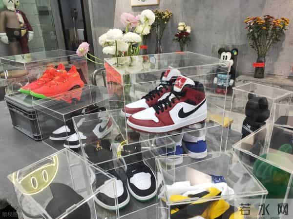 球鞋搬砖难赚钱 ，有人却靠批发年入 5000 万