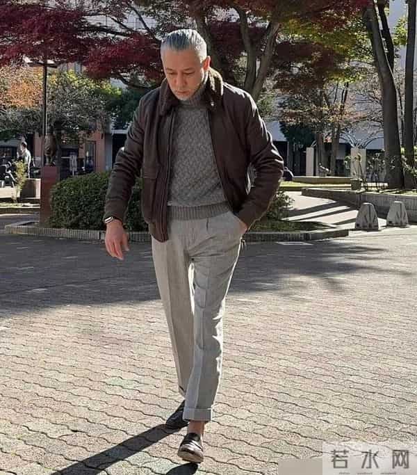 中老年男人冬天这样穿,哪怕是满头白发,也能彰显出男人成熟魅力