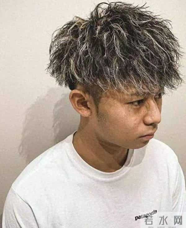 不建议40岁男人留这4种发型，自以为洋气，实际不是装嫩就是显老