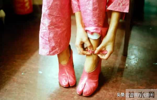 丑到极致就是潮！3000一双的“牛马打工鞋”，成了中产体面穿搭