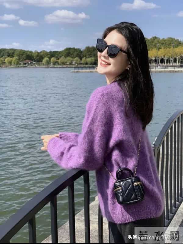 香芋紫毛衣+灰色半裙，秋冬必备！