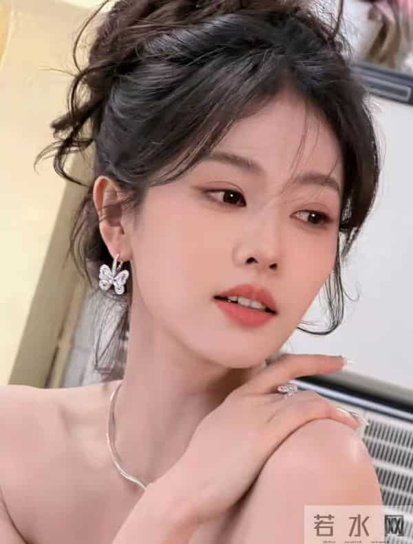 白鹿怼脸照，好清透的妆容！