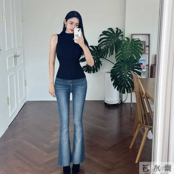 黑针织衫+深蓝喇叭裤 显瘦显高天花板