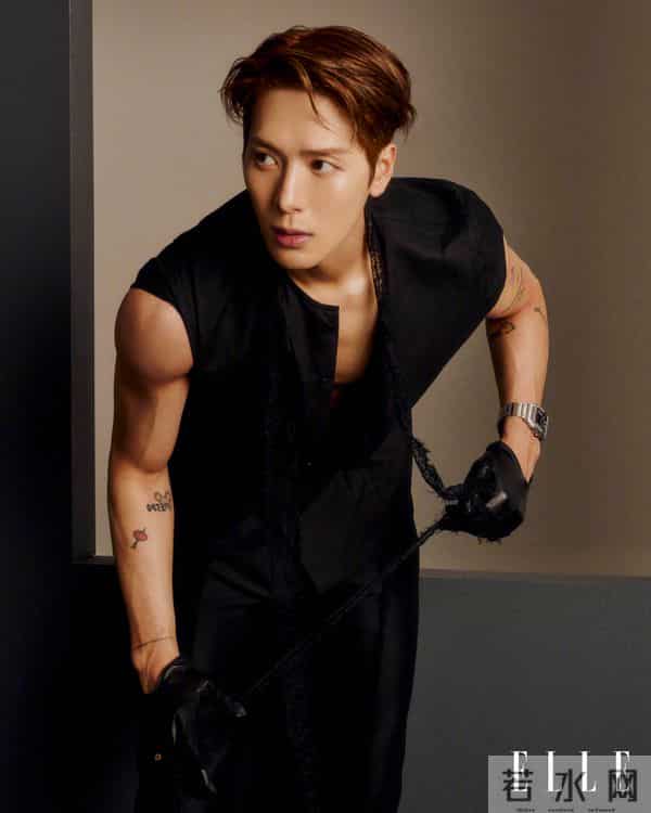 王嘉尔的胸肌让人血脉贲张 手臂肌肉更是力量感满满 荷尔蒙爆棚