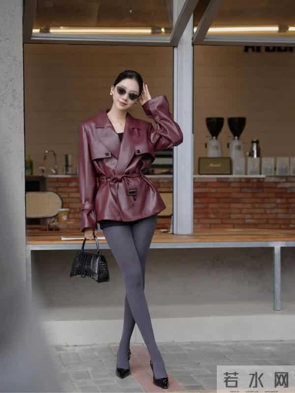 酒红色皮衣搭配灰色裤袜，高级感满满，太好看啦